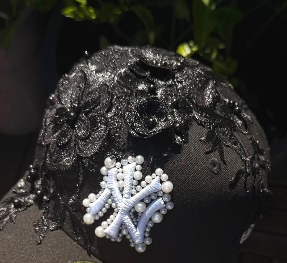 Casquette Aura — casquette noire brodée de dentelle florale et de perles, monogramme cerné de perles