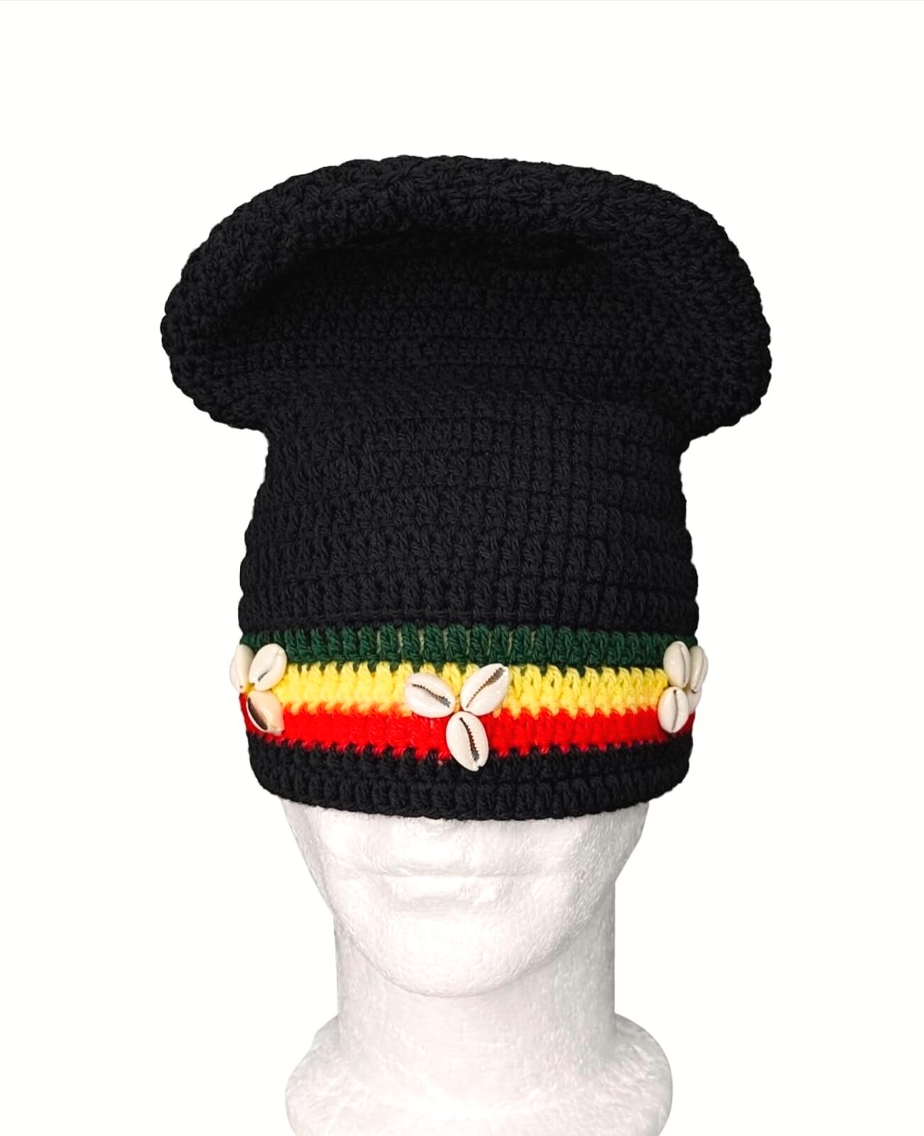 Bonnet Champion — slouchy noir à bande rasta et cauris, sur tête mannequin, fond blanc