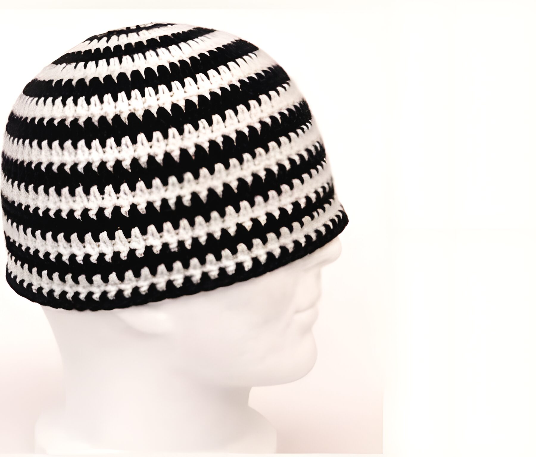 Bonnet Classique — rayures noir et blanc, sur tête mannequin