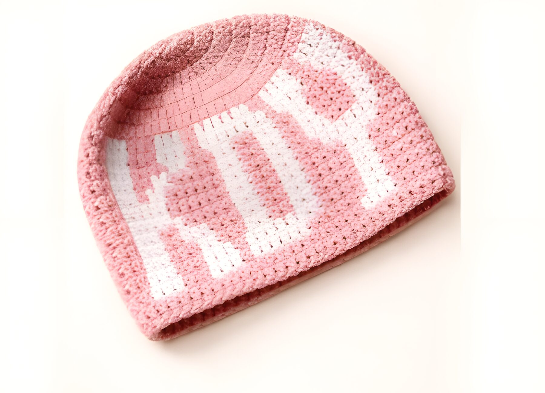 Bonnet Initiales — lettres « KDY » crochetées sur rose poudré