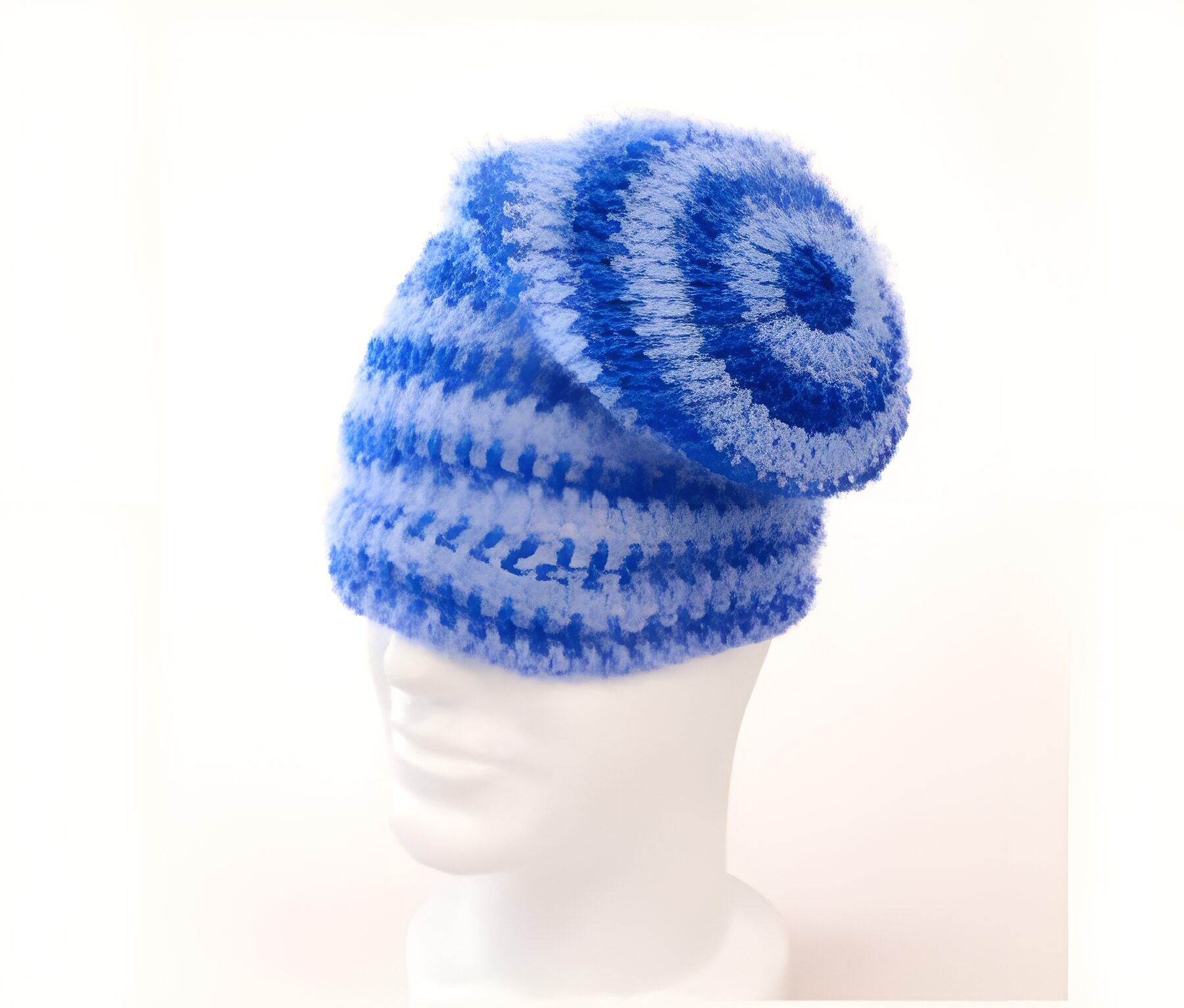Bonnet Loose court — spirale bicolore bleue, sur tête mannequin