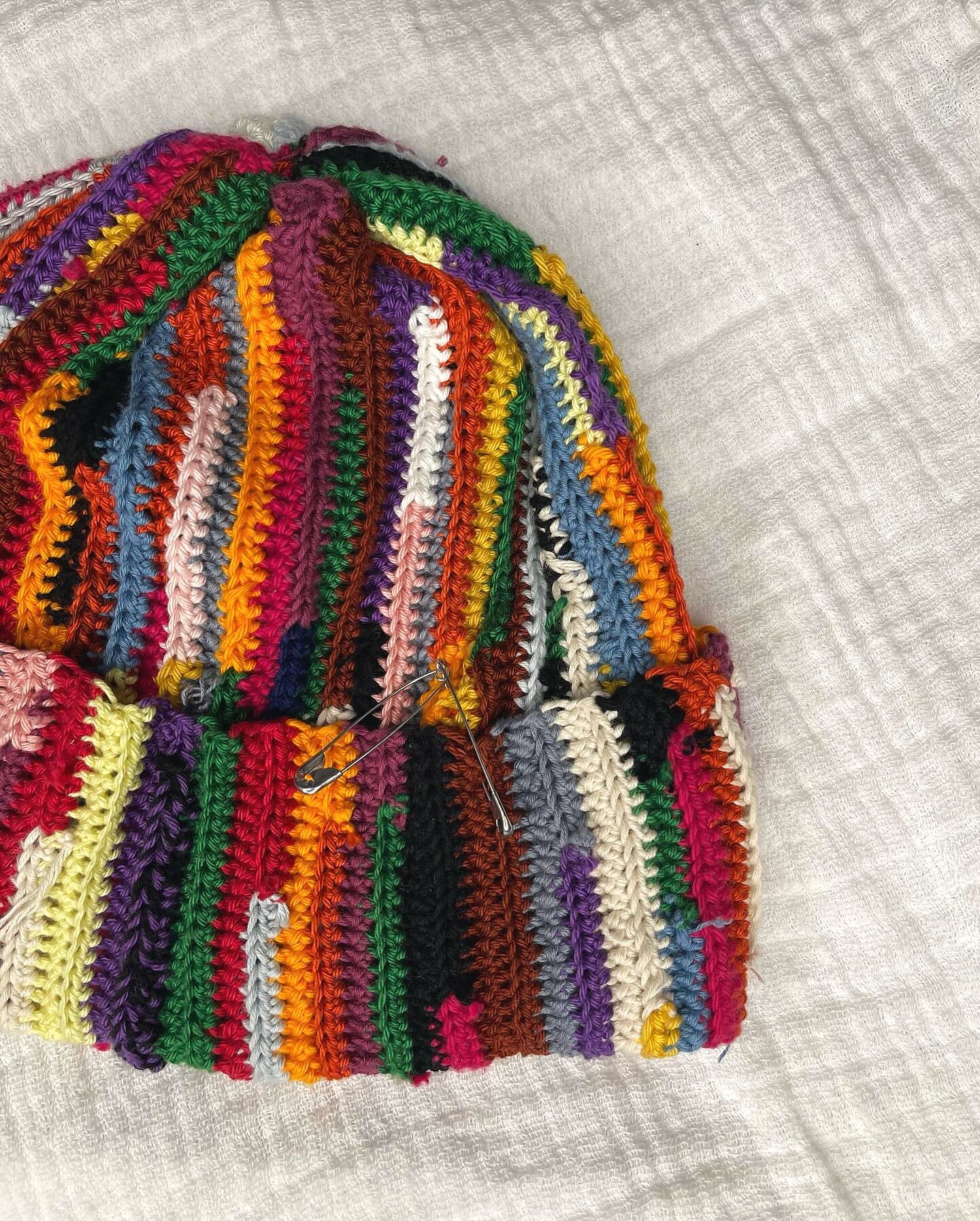 Bonnet Ndiakhass — patchwork multicolore 100% coton, à plat sur drap ivoire