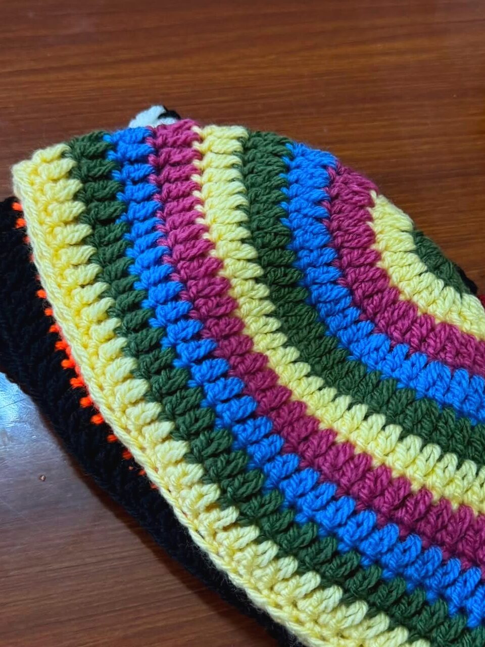 Bonnet Solar Wave — cercles concentriques multicolores en crochet, à plat