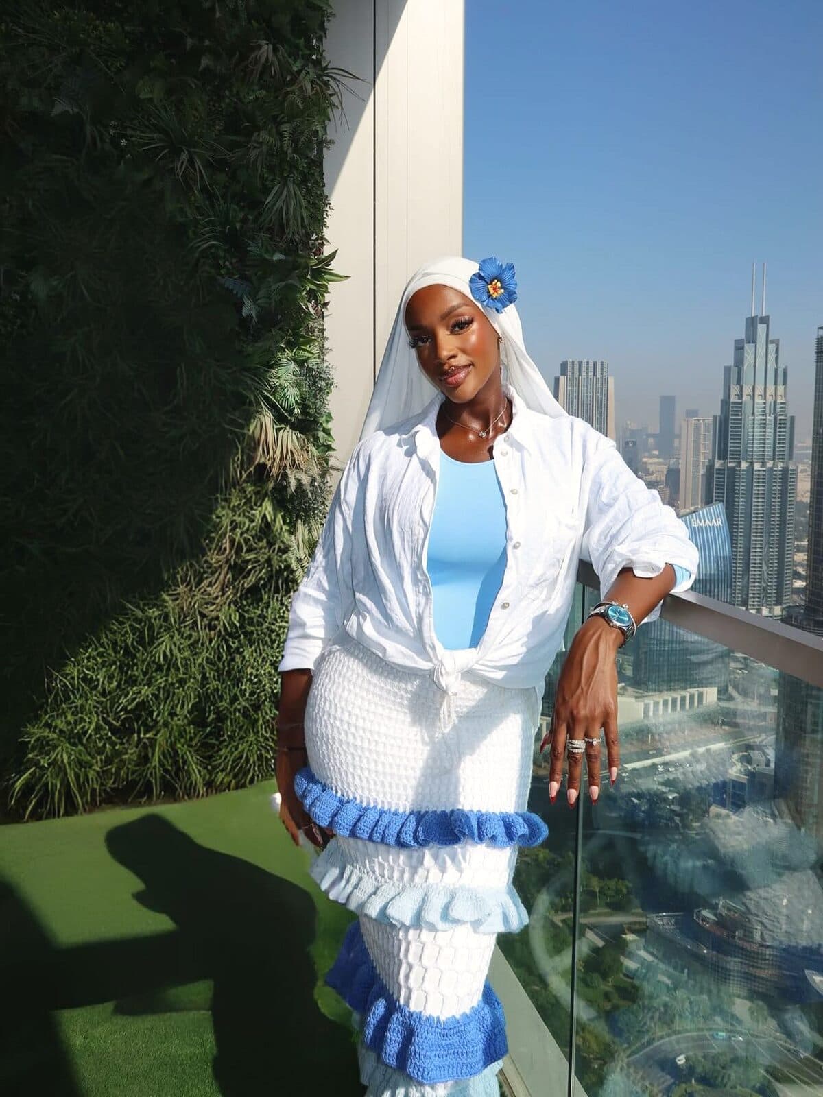 @djena_t porte la jupe longue à froufrous RAMÉA en terrasse, ciel de Dubaï