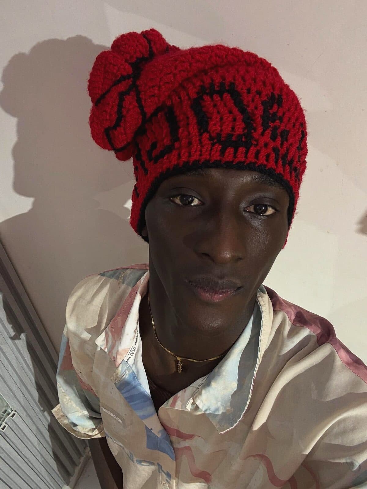 @ladiagne_ porte la pièce Invention rouge personnalisée « Ladgn », en lumière du jour