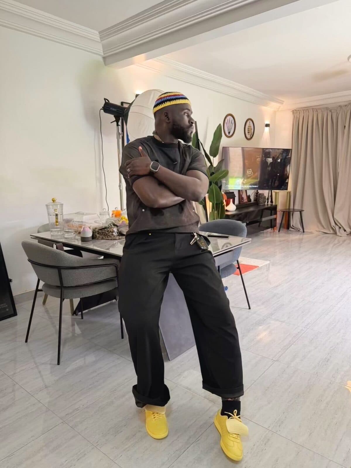 @mushei_street porte le Bonnet Solar Wave, en pied dans un intérieur clair