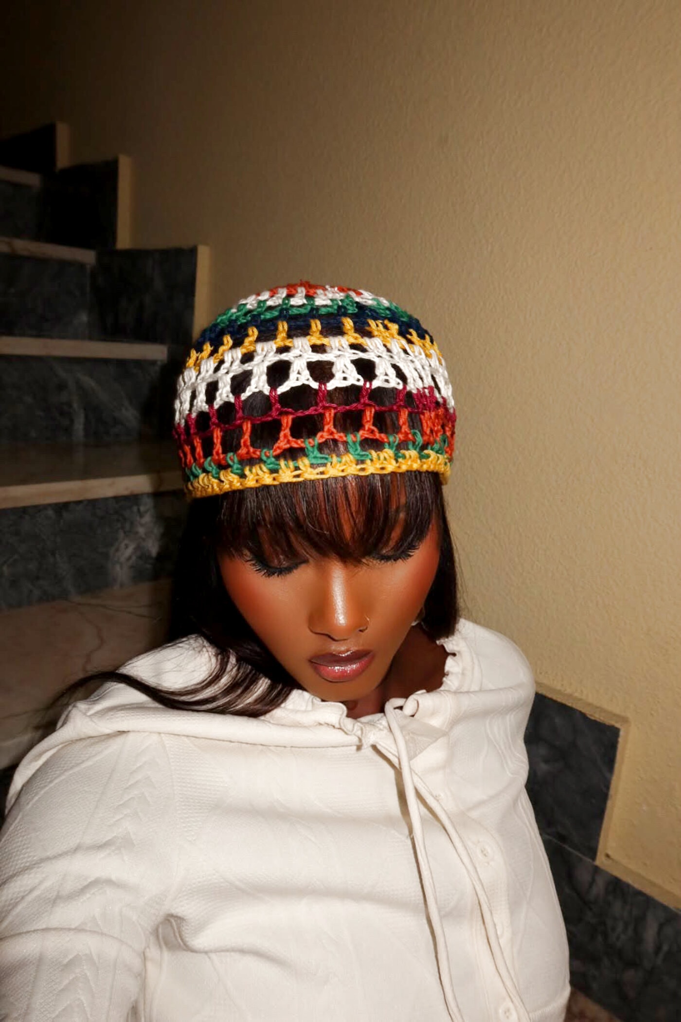 Bonnet crocheté ajouré aux fils multicolores, porté avec un hoodie ivoire — aura tissée